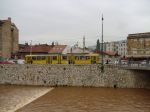 Po deževju motne Miljacka in popoldanski utrip Sarajeva